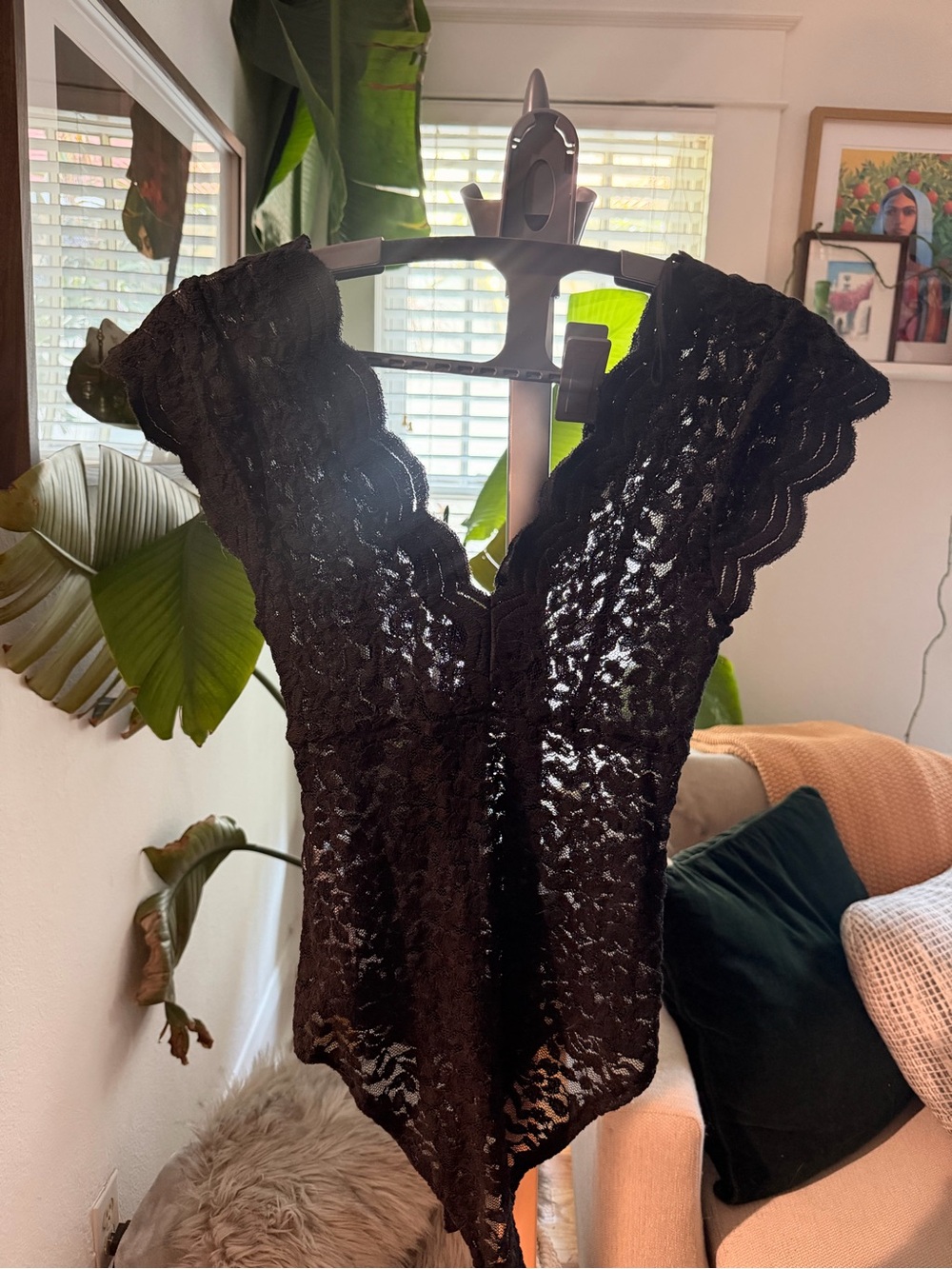 ZARA Black Scalloped Lace V-Neck Bodysuit - Picture 2 of 3